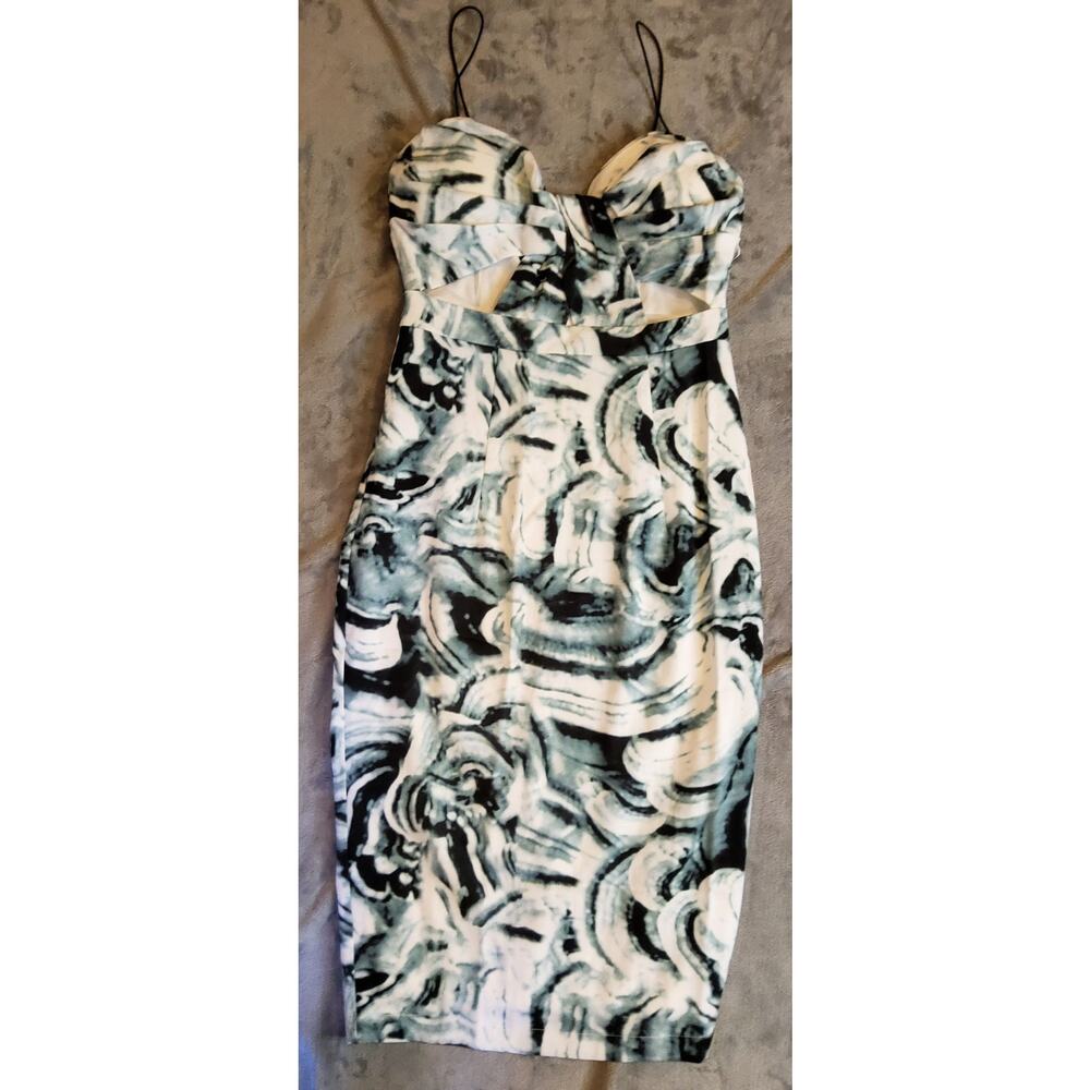 #727 Excellent Pre-Loved Condition Cals Dress With Cut Outs Mid Section Size M?
